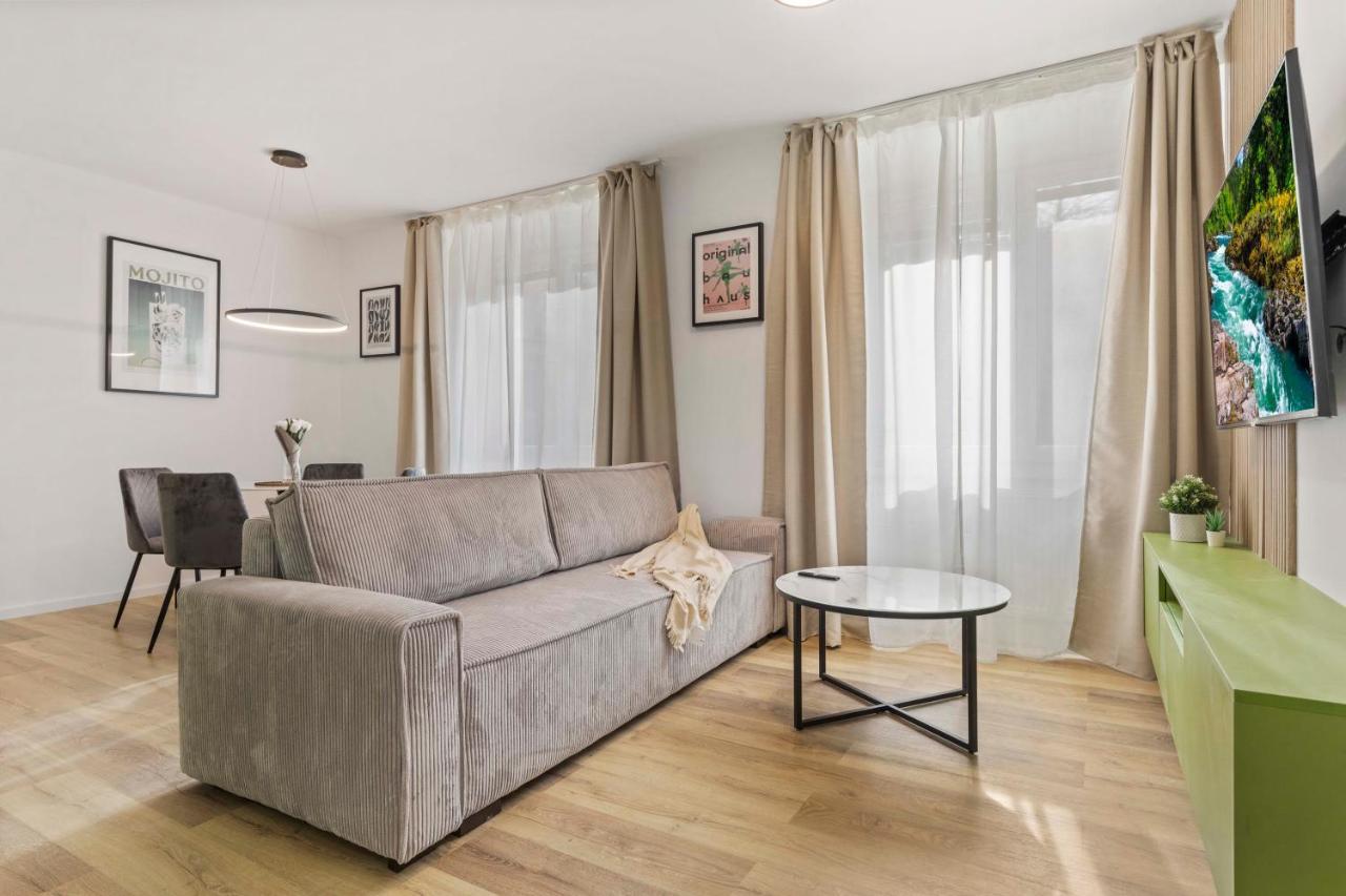 2 Bedroom Apt Steps To Nivy Station Bratislava Exterior foto