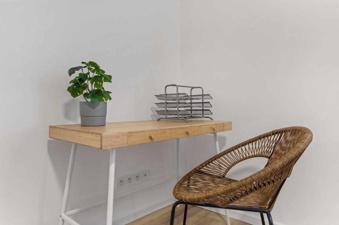 2 Bedroom Apt Steps To Nivy Station Bratislava Exterior foto