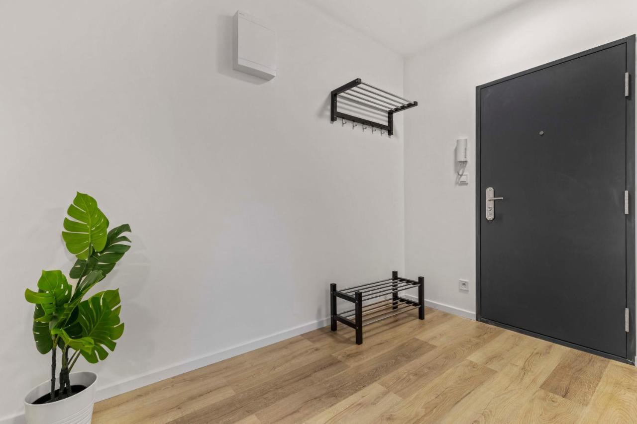 2 Bedroom Apt Steps To Nivy Station Bratislava Exterior foto